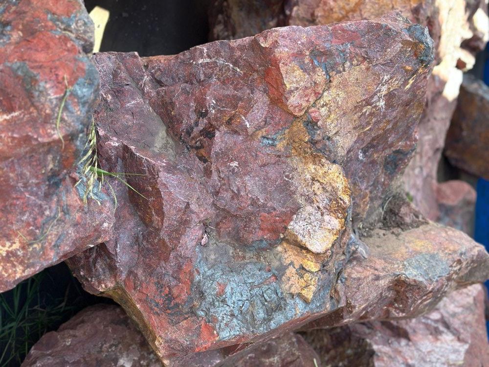 Камни для ландшафтного дизайна красно-фиолетовые 10-60 килограмм купить в Магадане