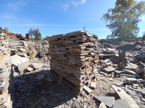 Плитняк златолит серебристый для мощения на бетон купить в Магадане