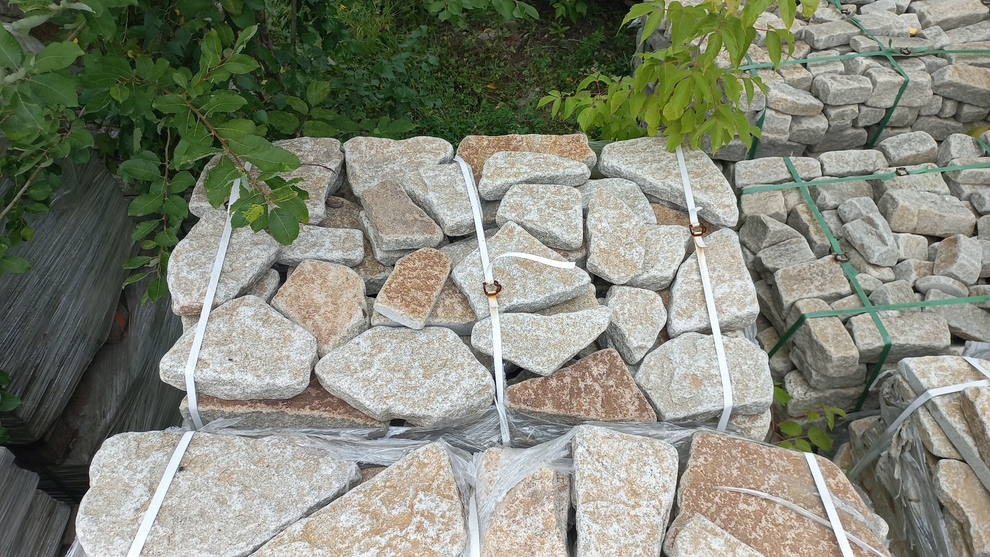 Плитняк галтованный гранитный для ландшафтного дизайна купить в Магадане