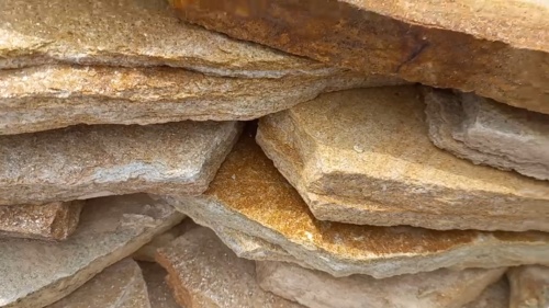 Плитняк златолит жёлтый золотистый для отмостки купить в Магадане