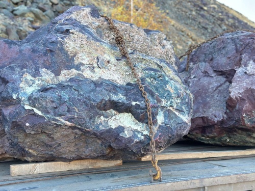 Огромные красно-фиолетовые валуны для ландшафтного дизайна весом более 5 тонн купить в Магадане