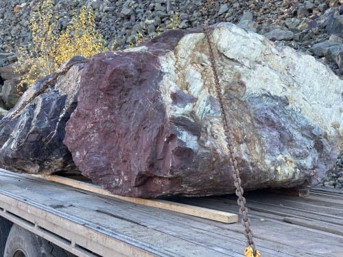 Огромные красно-фиолетовые валуны для ландшафтного дизайна весом более 5 тонн купить в Магадане