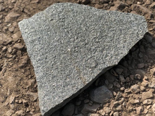 Плитняк златолит Уральский для цоколя, отмостки купить в Магадане