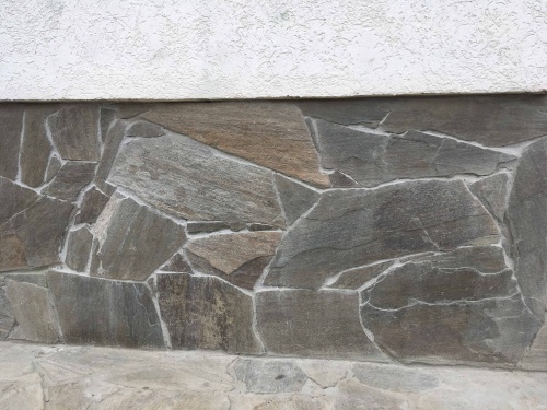 Плитняк златолит Уральский для цоколя, отмостки купить в Магадане