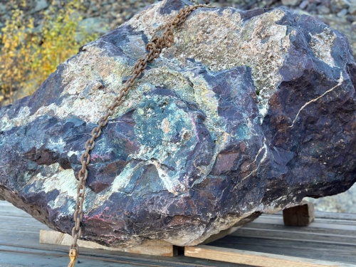 Огромные красно-фиолетовые валуны для ландшафтного дизайна весом более 5 тонн купить в Магадане