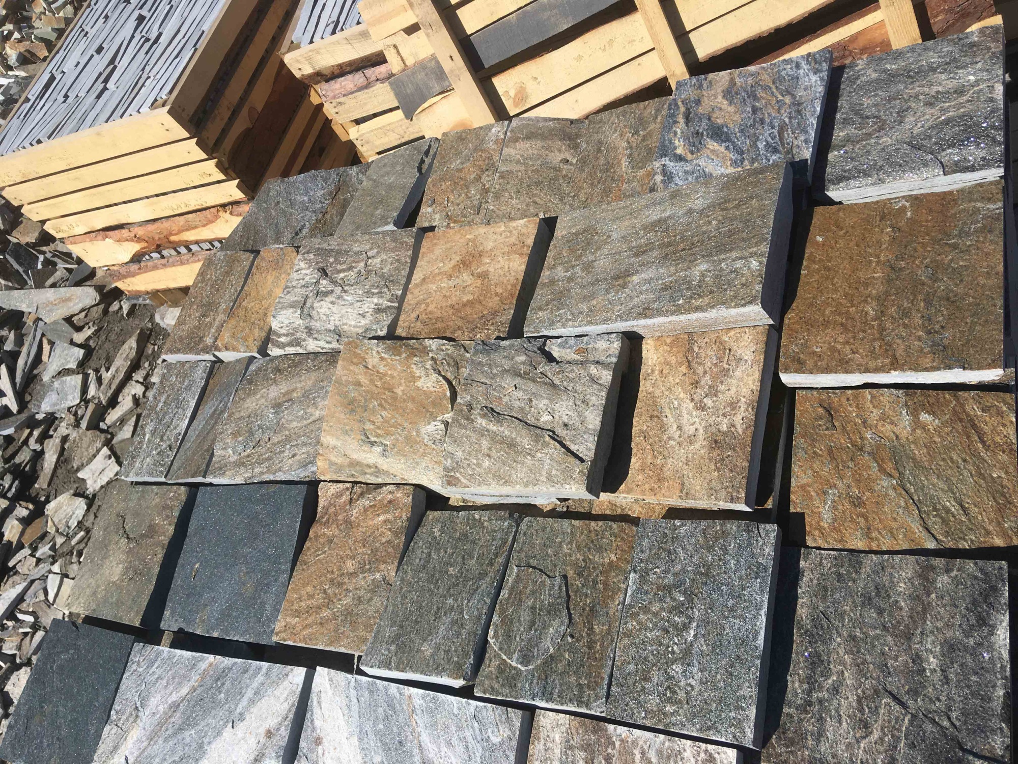 Плитка пилёная златолит Уральский для фасада купить в Магадане