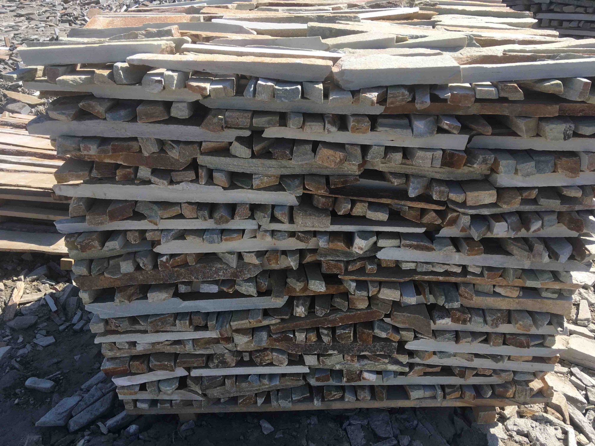 Горбушка златолит золотистый для облицовки купить в Магадане