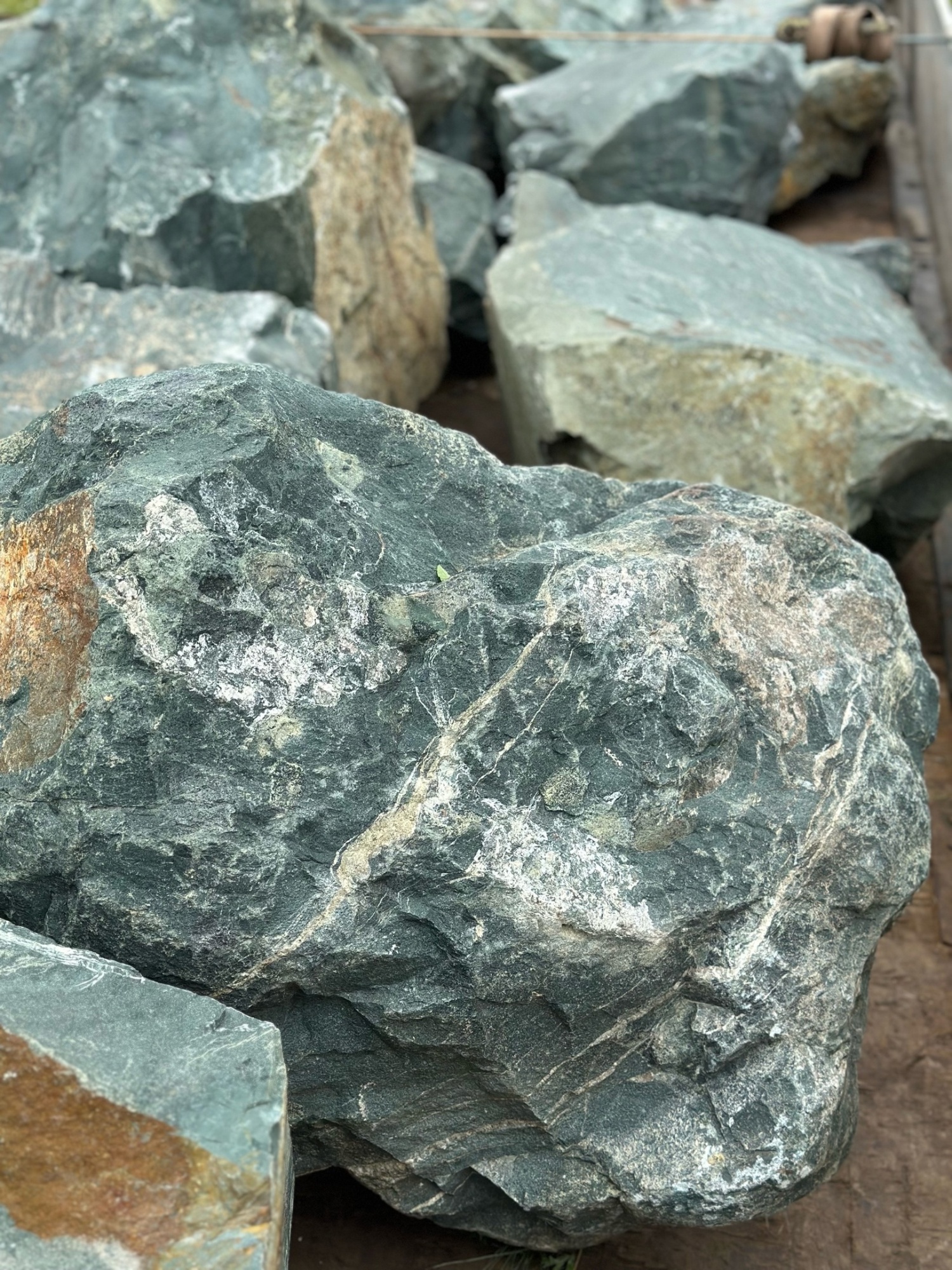 Камни для ландшафтного дизайна зелёные 10-60 килограмм купить в Магадане