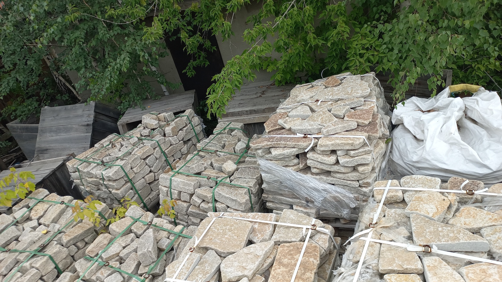 Плитняк гранитный галтованный купить в Магадане