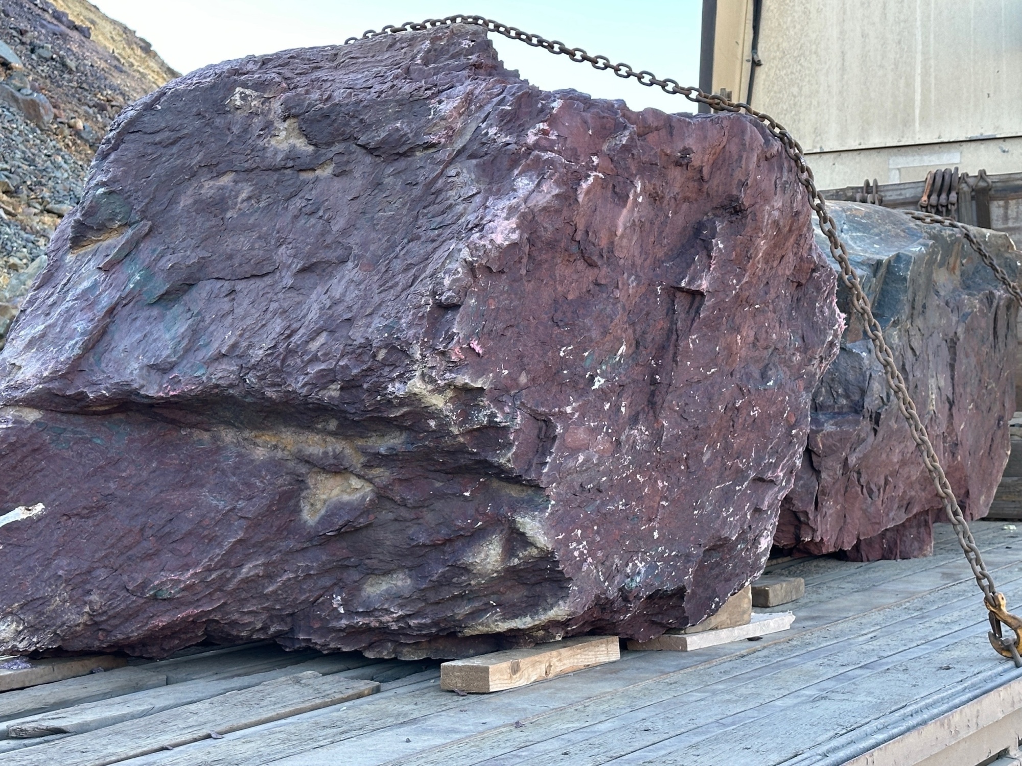 Огромные красно-фиолетовые валуны для ландшафтного дизайна весом более 5 тонн купить в Магадане