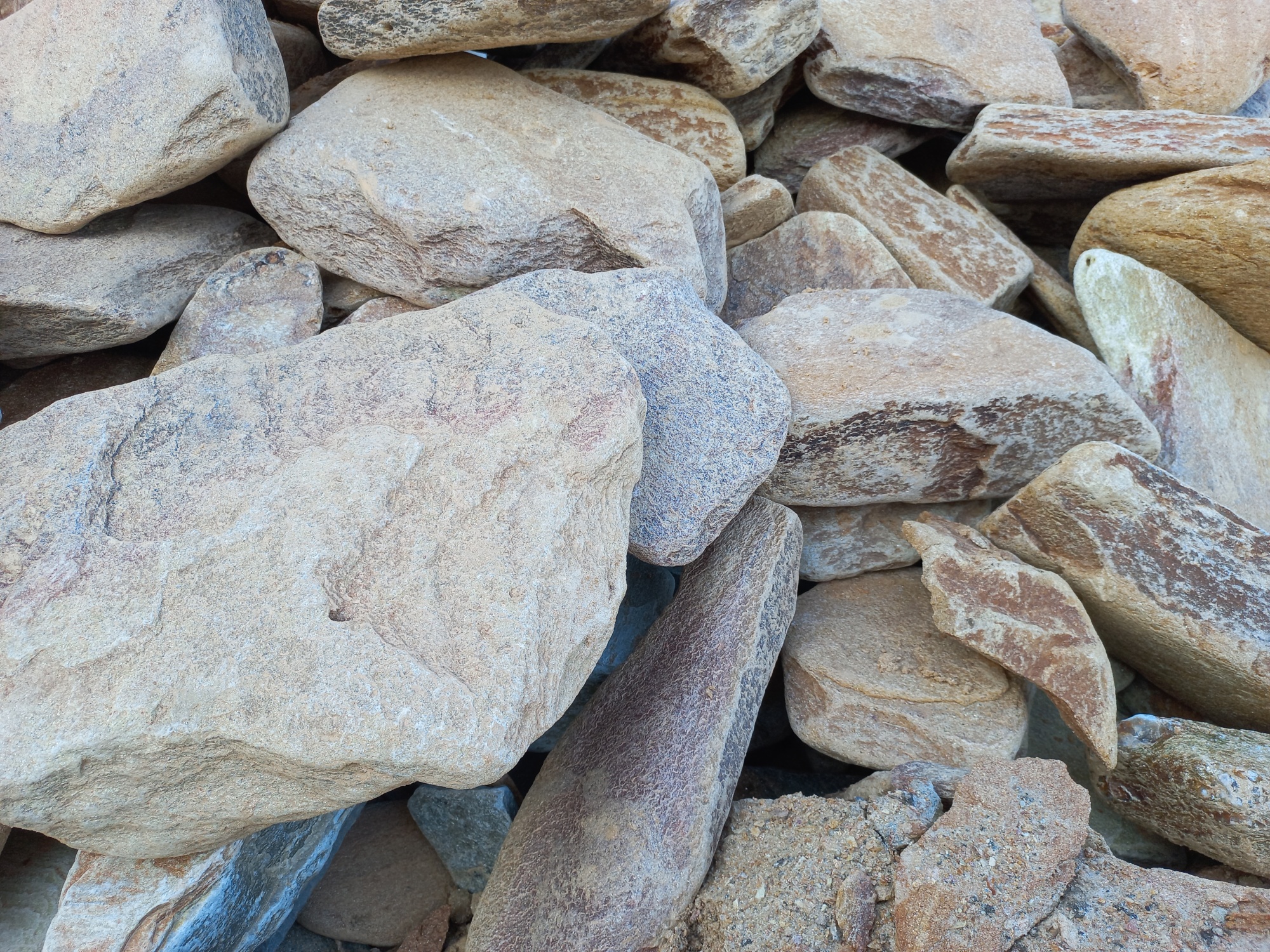 Златолит жёлтый, жёлто-зелёный глыбки и валуны для ланшафтного дизайна купить в Магадане