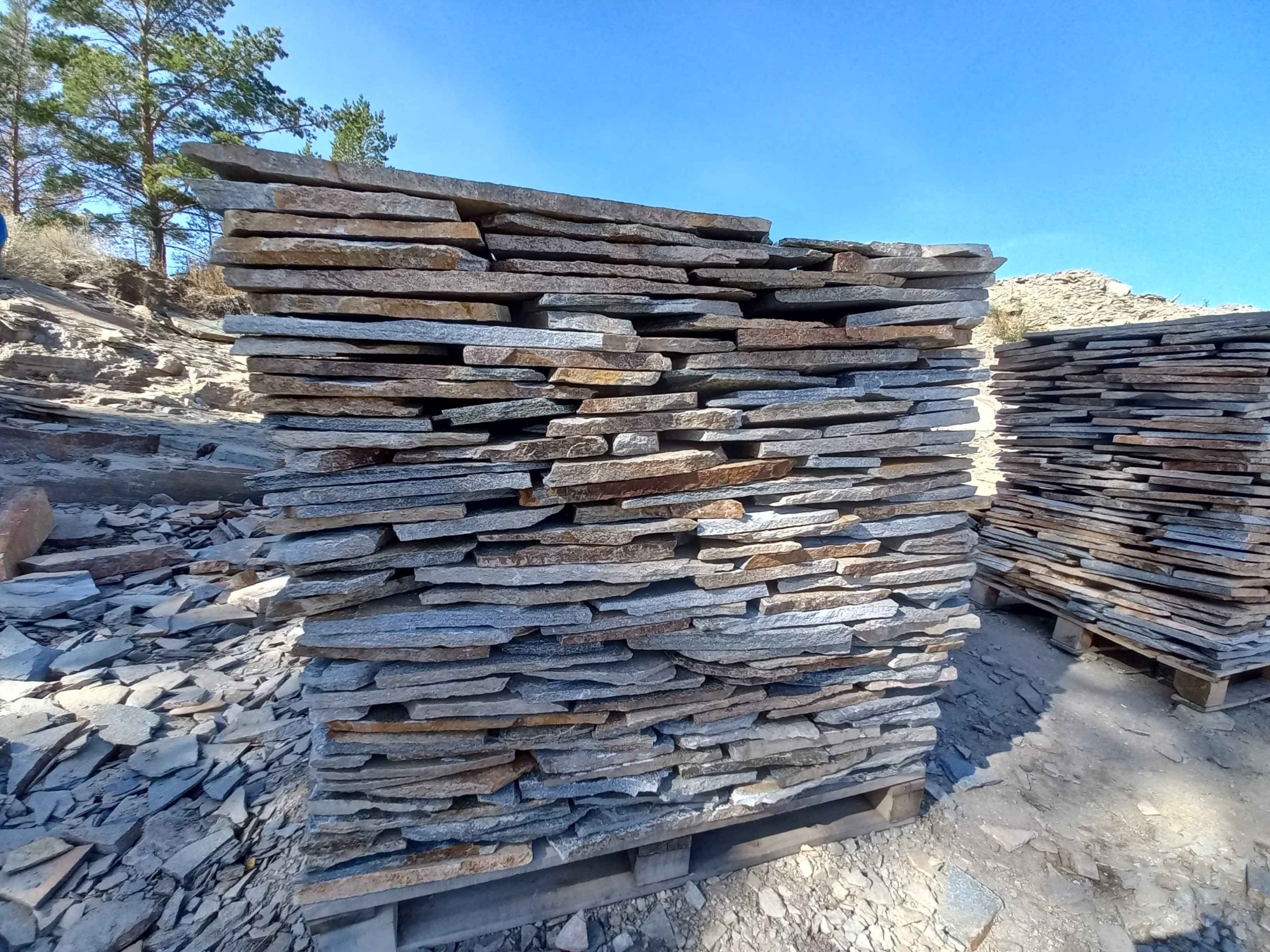 Плитняк златолит серебристый для фасада купить в Магадане