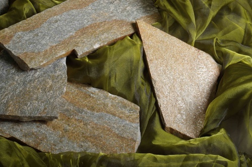 Плитняк златолит Уральский для цоколя, отмостки купить в Магадане