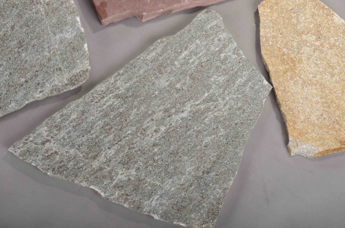 Плитняк златолит Уральский для цоколя, отмостки купить в Магадане