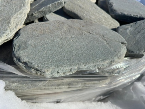 Плитняк златолит зелёный галтованный для мощения на бетон купить в Магадане