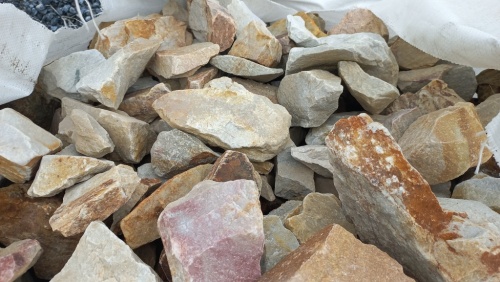 разноцветный щебень кварц