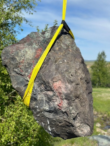 Валуны ландшафтные красно-фиолетовые