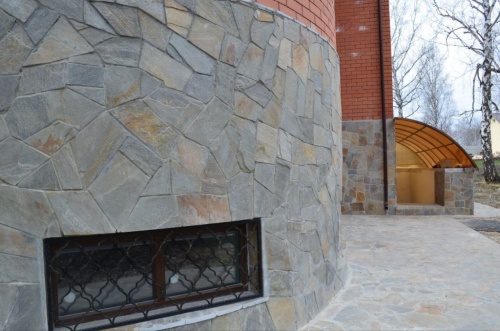 Плитняк златолит Уральский для цоколя, отмостки купить в Магадане